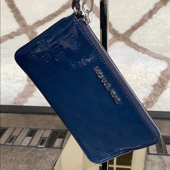 MICHAEL KORS JET SET ITEM LG GUSSET WRISTLET Navy - Picture 10 of 16